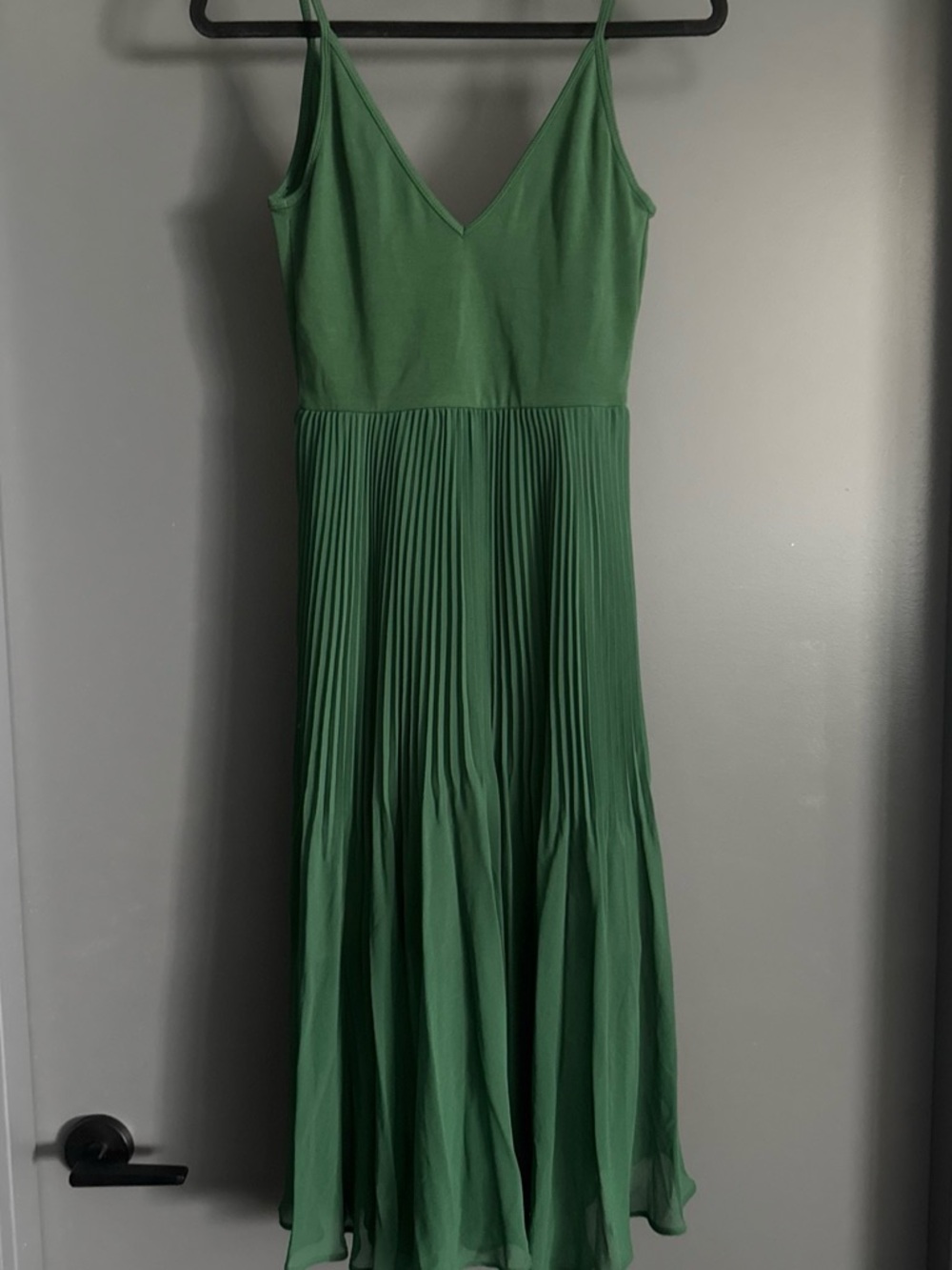 Aritzia Emerald Green V‑Neck Pleated Midi Dress